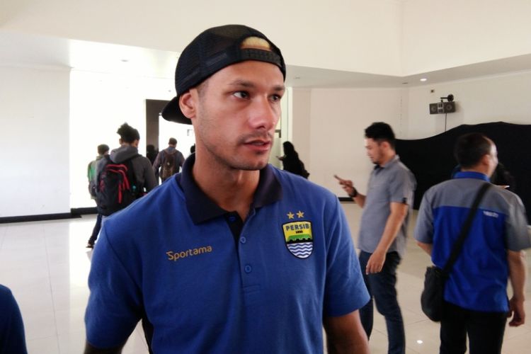 Gelandang Persib Bandung, Raphael Maitimo, saat ditemui wartawan di Graha Persib, Jalan Sulanjana, Selasa (8/8/2017).