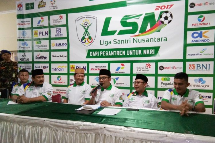 Wali Kota Bandung Ridwan Kamil bersama para penggagas Liga Santri Nusantara saat menggelar jumpa pers di GOR Pajajaran, Senin (23/10/2017) malam.
