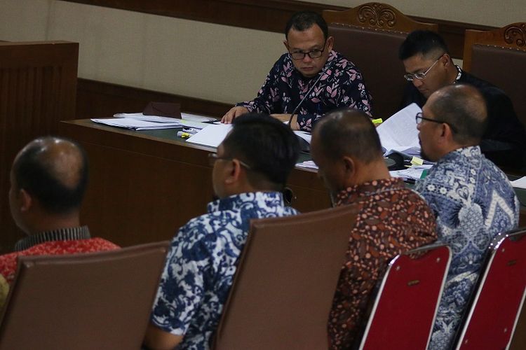 Terdakwa kasus suap Auditor BPK Sigit Yugoharto (kiri) mengikuti sidang lanjutan di Pengadilan Tipikor, Jakarta, Kamis (1/3). Sidang digelar dengan agenda mendengarkan keterangan saksi. 