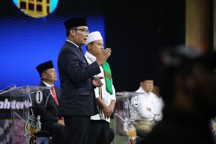 Pasangan nomor urut 1 Pilkada Jabar, Ridwan Kamil dan Uu Ruzhanul saat memaparkan gagasan dalam debat ketiga Pilkada Jabar di Grand Ballroom Sudirman, Bandung, Jumat (22/6/2018).