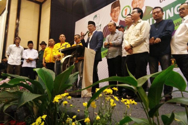 Kandidat gubernur Jawa Barat Ridwan Kamil saat memberikan sambutan seusai unggul dalam proses hitung cepat Pilkada Jabar di Hotel Papandayan Bandung, Rabu (27/6/2018).