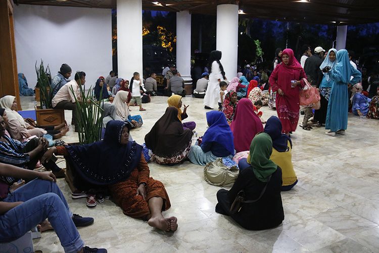 Massa dari Kualisi Masyarakat Aceh Bersatu (KMAB) tidur di kantor gubernur Aceh, Selasa (17/7/2018).