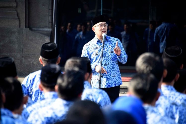 Gubernur Jabar Ridwan Kamil saat memimpin apel pagi di Gedung Sate, Jalan Diponegoro, Senin (17/9/2018).
