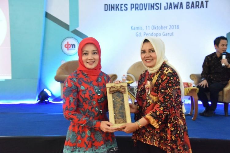 Istri Gubernur Jawa Barat menerima plakat dari istri Bupati Garut Diah Kurniasari Gunawan, Kamis (11/10/2018) di Pendopo Garut 