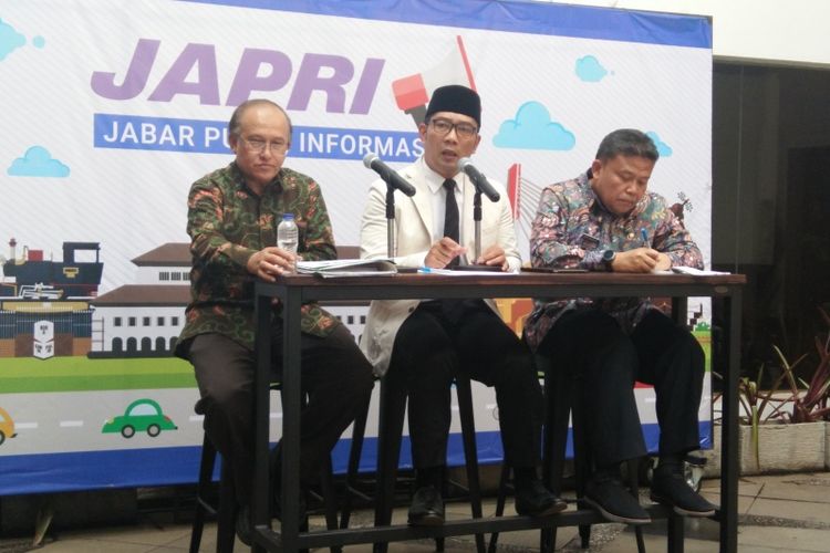 Gubernur Jawa Barat Ridwan Kamil saat melakukan konferensi pers terkait penetapan UMP Jawa Barat di Gedung Sate, Jalan Diponegoro, Kamis (1/11/2018).