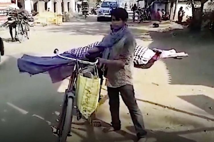 Remaja asal India bernama saroj ketika membawa jenazah ibunya di sepeda, dan berjalan sejauh lima kilometer ke pemakaman terdekat karena tak ada tetangga maupun kerabat yang bersedia mengurus pemakamannya.