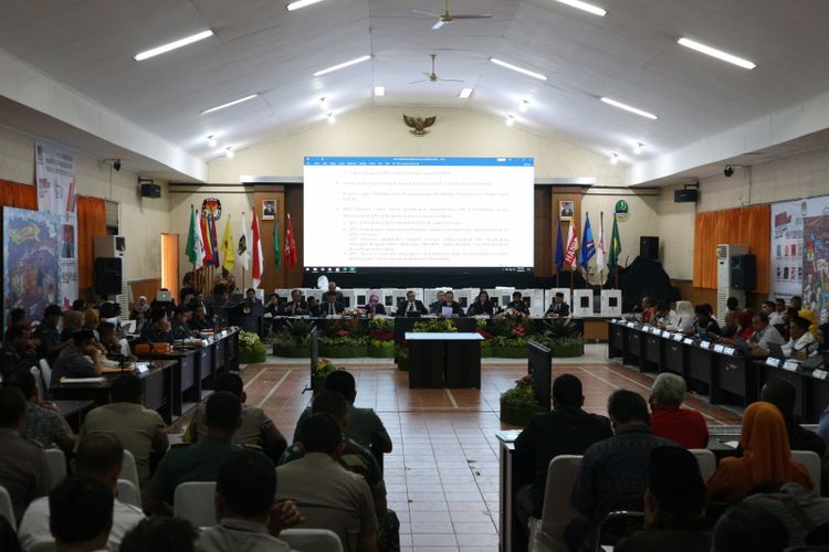 Komisi Pemilihan Umum (KPU) Provinsi Jawa Barat resmi melakukan rapat pleno rekapitulasi penghitungan suara Pileg dan Pilpres 2019 di Kantor KPU Jabar, Jalan Garut, Kota Bandung, Rabu (8/5/2019).