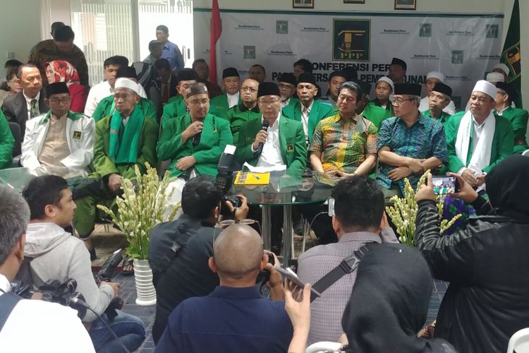 Ketha Umum PPP versi Muktamar Jakarta, Humphrey Djemat, dalam jumpa pers di kantornya, di Jakarta, Rabu (6/2/2019). 