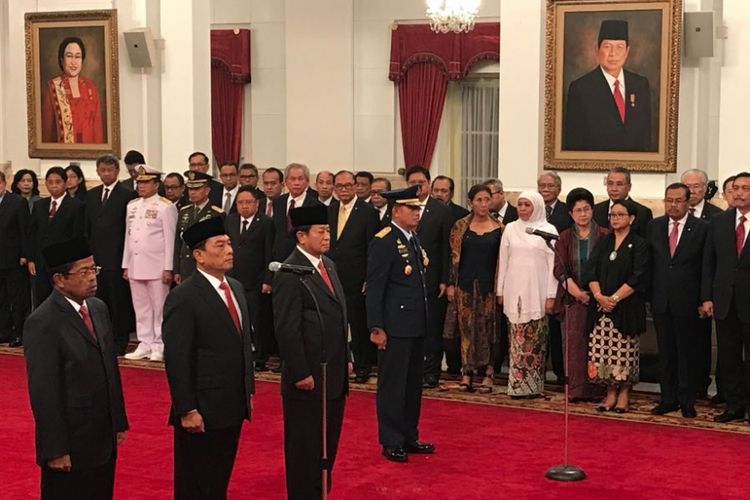 (Dari kiri ke kanan) Idrus Marham, Jenderal TNI (purn) Moeldoko, Agum Gumelar dan Marsekal Madya TNI Yuyu Sutisna saat pelantikan di Istana Negara, Jakarta, Rabu (17/1/2018).