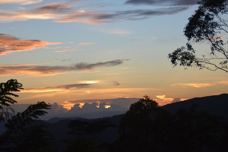 Matahari terbenam di Flores Barat dilihat dari lereng bukit perkampung Hatarara, Kecamatan Kuwuh, Manggarai Barat, Flores, NTT, Sabtu (30/3/2019).  