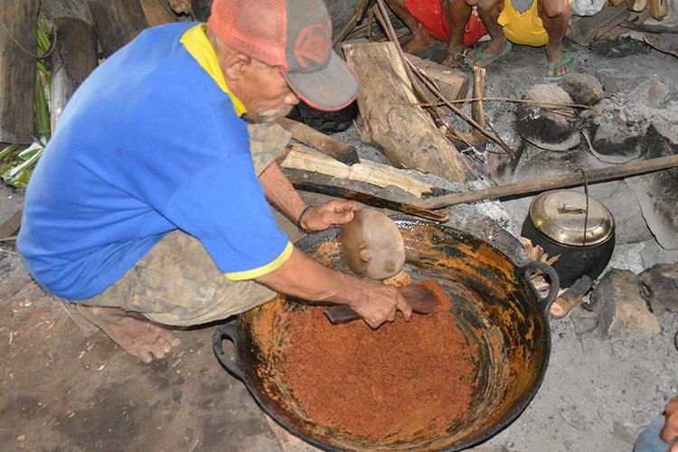 Seorang perajin di Kampung Tado, Desa Ranggu, Kecamatan Kuwus Barat, Kabupaten Manggarai Barat, Flores Barat, NTT, Minggu, (31/3/2019). Kampung ini sebagai pusat produksi gola kolang di Flores Barat dan kini warga setempat memperkenalkan wisata lait gola khas Kolang. 