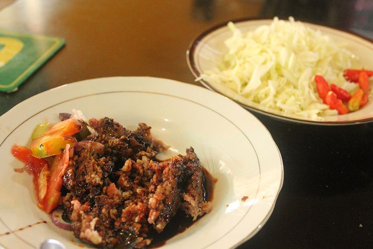 Rumah makan sate ini terletak di kawasan Lojiwetan, Kota Solo, Jawa Tengah. Letaknya bukan di tengah kota atau pinggir jalan besar. Harus masuk sedikit ke dalam komplek perumahan.