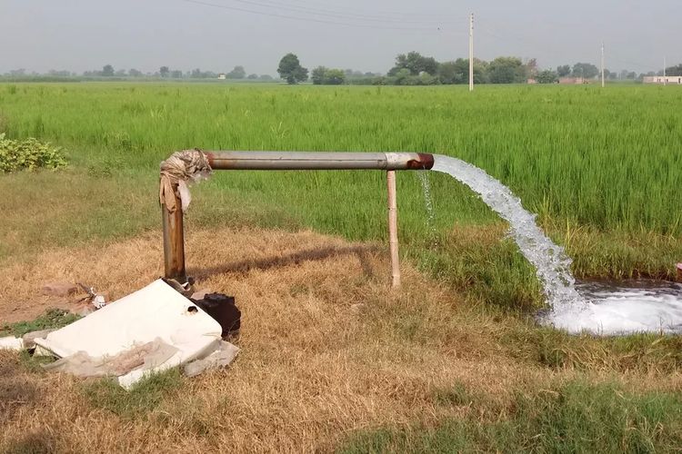 Sumur tabung yang terus mengalirkan air bersih untuk minum penduduk Bangladesh.