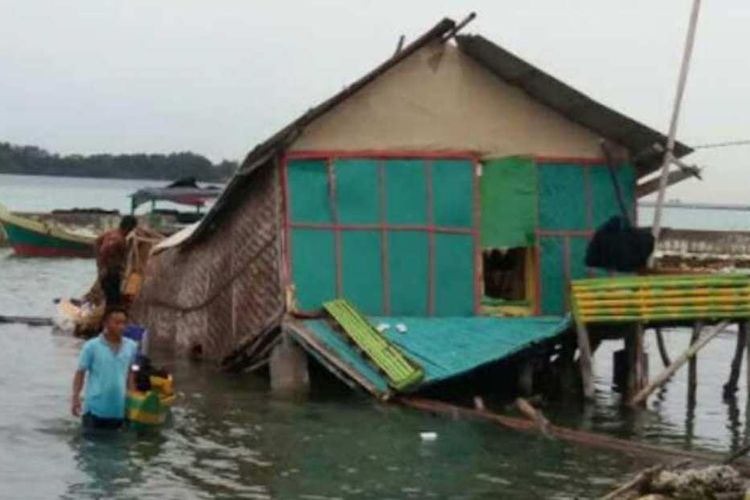 Rumah di Pulau Kelapa Dua rusak akibat diterjang puting beliung pada Minggu (19/11/2017) malam.