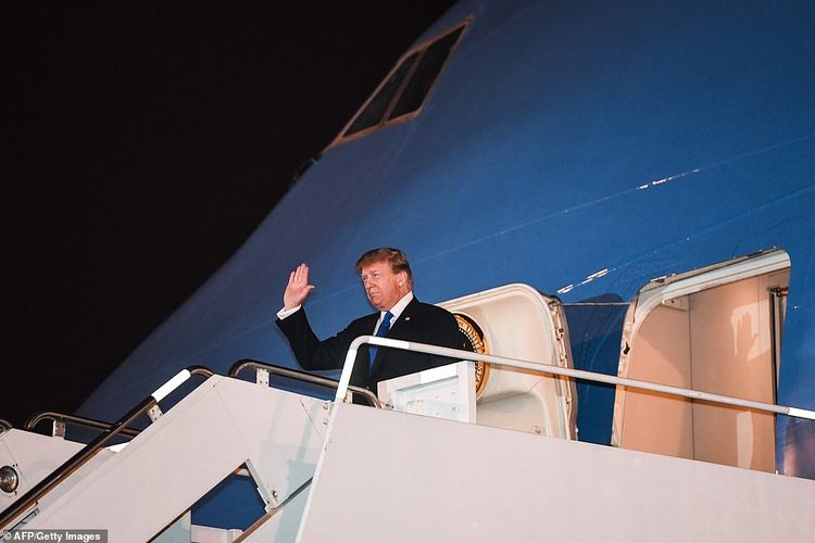Presiden AS Donald Trump ketika keluar dari pesawat Air Force setelah sampai di Bandara Noi Bai Hanoi, Vietnam, pada Selasa malam (26/2/2019). Trump bakal bertemu dengan Pemimpin Korut Kim Jong Un pada 27-28 Februari nanti.