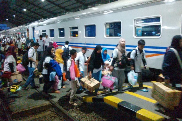 Para penumpang arus balik gratis tujuan Jakarta menaiki kereta api di Stasiun Purwosari, Solo, Jawa Tengah, Sabtu (23/6/2018) petang. 