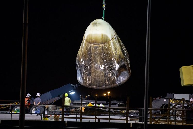 Kapsul Crew Dragon Demo-1 terlihat hangus ketika kembali ke pantai di kapal pemulihan SpaceX setelah mengakhiri misinya ke ISS dengan pendaratan di Samudera Atlantik pada 8 Maret 2019. Ini sebelum meledak selama pengujian mesin pada 20 April 2019.