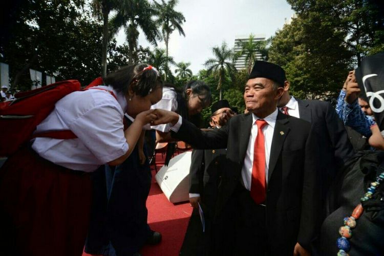 Menteri Pendidikan dan Kebudayaan Muhadjir Effendy bersama siswa-siswi yang hadir dalam peringatan Hari Guru Nasional 2017 di Kantor Kementerian Pendidikan dan Kebudayaan, Sabtu (25/11/2017).