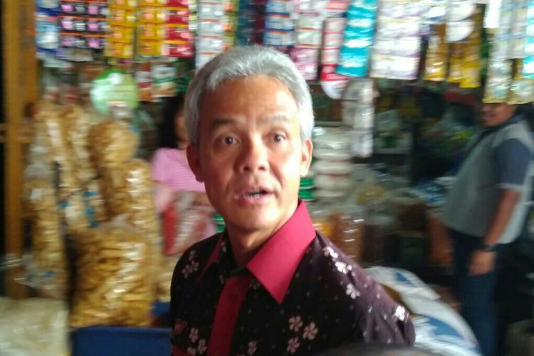 Gubernur Jawa Tengah, Ganjar Pranowo melakukan operasi pasar di Pasar Legi Solo, Jawa Tengah, Sabtu (20/1/2018).