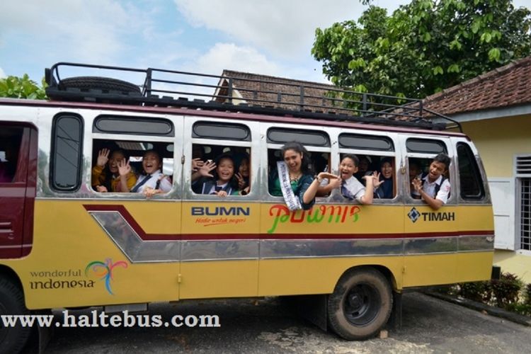 Fuso Colt Pownis produksi 1989 yang pernha digunakan PT Timah di Pangkalpinang, Bangka Belitung. Bus itu kini digunakan sebagai bus wisata di daerah tersebut.