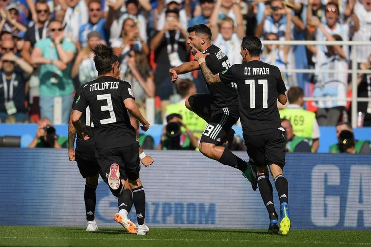 Sergio Aguerro (Tengah) merayakan golnya bersama pemain Argentina lain pada laga penyisihan grup D Piala Dunia 2018 di Otkrytiye Arena, Sabtu (16/6/2018). 