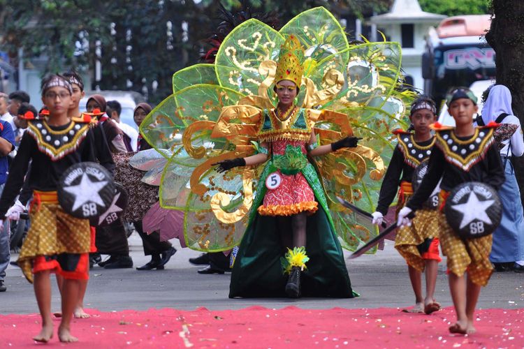 Sejumlah pelajar berbusana kreasi mengikuti pergelaran Batik Carnival tingkat pelajar di halaman pendopo Pengayoman Temanggung, Jawa Tengah, Kamis (20/7/2017). Pergelaran seni budaya yang diselenggarakan Dekranasda (Dewan Kerajinan Nasional Daerah) dan Dinas Pendidikan dan Kebudayaan setempat tersebut merupakan ajang berkreasi dan berekspresi dalam menyalurkan bakat seni. 