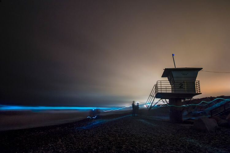 Fenomena red tide terjadi di laut California. Di malam hari warna ombak berubah menjadi biru neon.