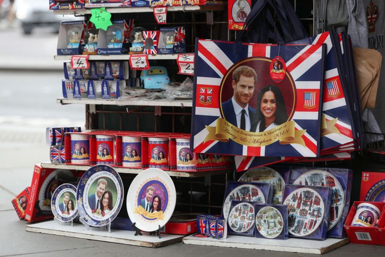 Pernik-pernik yang dijual untuk menandai pernikahan Pangeran Harrydan Meghan Markle, di sebuah toko di London. / AFP PHOTO / Daniel LEAL-OLIVAS