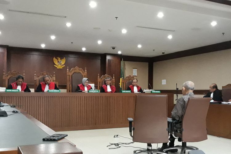 Djoko eko Suprastowo yang menjabat Direktur Utama PT NKE duduk di kursi terdakwa di Pengadilan Tipikor Jakarta, Kamis (11/10/2018).