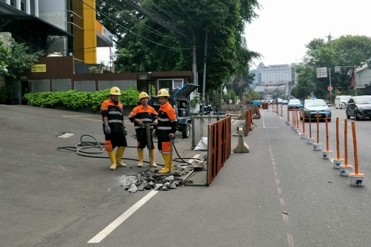 Para pekerja melakukan pembongkaran dan pengecoran di trotoar Cikini Raya, Senin (17/6/2019)