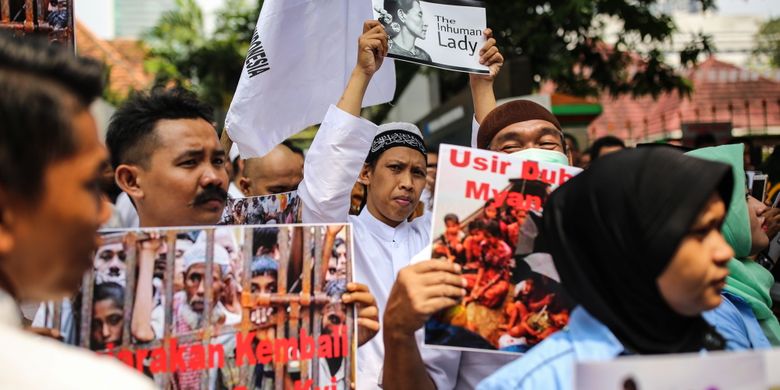 Puluhan orang berunjuk rasa di depan Kedutaan Besar (Kedubes) Myanmar di Jalan Agus Salim, Menteng, Jakarta Pusat, Sabtu (2/9/2017). Massa mengecam tindakan kekerasan terhadap umat Islam Rohingya dan menyerukan agar duta besar Myanmar diusir dari Indonesia.