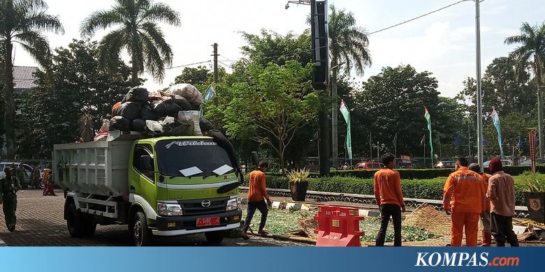 Dengan Alat Berat, Satpol PP Bogor Musnahkan 6320 Botol Miras