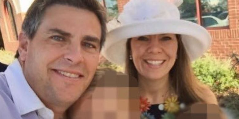 Korban tewas insiden maskapai Southwest Airlines, Jennifer Riordan, ketika bersama suami dan dua anaknya.