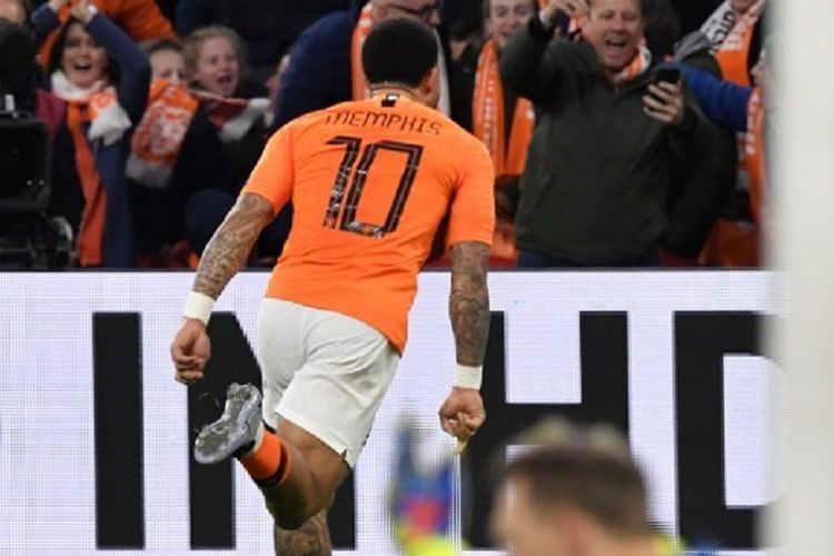 Memphis Depay merayakan golnya ke gawang Manuel Neuer pada laga Belanda vs Jerman di Johan Cruyff Arena dalam babak kualifikasi Piala Eropa 2020, 24 Maret 2019. 