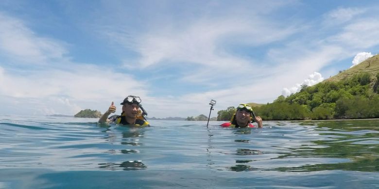 Para pemenang Pegipegi Yuk! Jelajah Indonesiamu saat snorkeling di kawasan Manjerite, Taman Nasional Komodo, Manggarai, Nusa Tenggara Timur, Jumat (30/11/2018).
