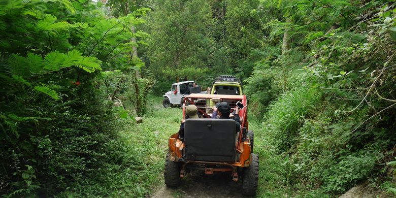 Menelusuri Desa Wisata Nglinggo menggunakan jeep di Jalur Bedah Menoreh, Kabupaten Kulon Progo, Yogyakarta, Sabtu (4/11/2017).