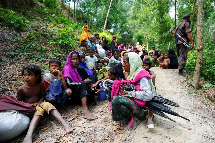 Warga Rohingya di wilayah Bangladesh akibat tidak diizinkan masuk oleh Garda Perbatasan Bangladesh (BGB), untuk masuk Bangladesh, di Cox Bazar, Bangladesh, Senin (28/8/2017). 