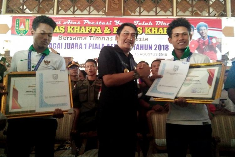 Bupati Magelang Zaenal Arifin (tengah) memberikan penghargaan kepada dua pemain timnas U-16 asal Kabupaten Magelang, Bagas Kaffa dan Bagus Kahfi, setelah ikut andil bersama timnas menjuarai Piala AFF U-16 2018, Rabu (15/8/2018).