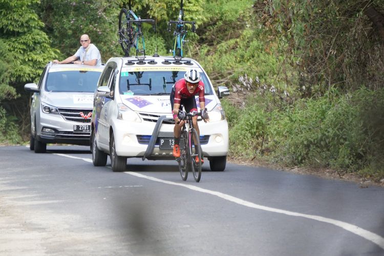 Pebalap dari tim St George Continental Cycling saat melintas di rute menuju Paltuding Gunung Ijen Banyuwangi.