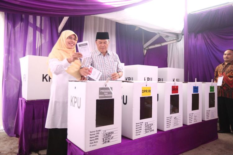 Wali Kota Bandung Oded M Danial bersama istrinya Siti Muntamah, mencoblos di TPS 03 Kelurahan Sukaraja, Kota Bandung,  Rabu (17/4/2019).