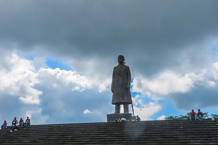 Patung Jenderal Sudirman di Monumen Jenderal Sudirman,Desa Pakis Baru, Kecamatan Nawangan, Pacitan.