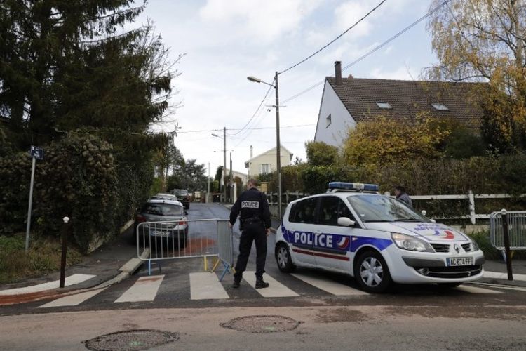 Seorang petugas polisi menjaga lokasi penembakan yang dilakukan seorang perwira polisi Perancis di pinggiran kota Paris akhir pekan lalu.