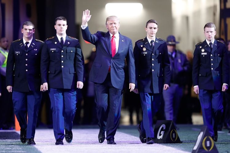 Presiden AS Donald Trump saat memasuki Stadion Mercedes-Benz di Atlanta, Georgia, Senin (8/1/2017) untuk menyaksikan laga playoff sepakbola NCAA antara  Alabama Crimson Tide melawan Georgia Bulldogs.