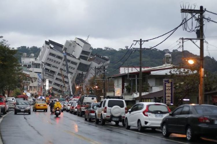 Sebuah hotel di Taiwan miring 45 derajat setelah diguncang gempa.