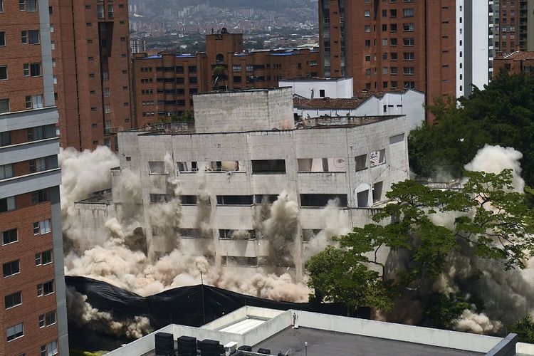 Gedung Monako, yang pernah menjadi tempat tinggal gembong narkoba Kolombia Pablo Escobar di kota Medellin, Kolombia dihancurkan pemerintah pada Jumat (22/2/2019). 