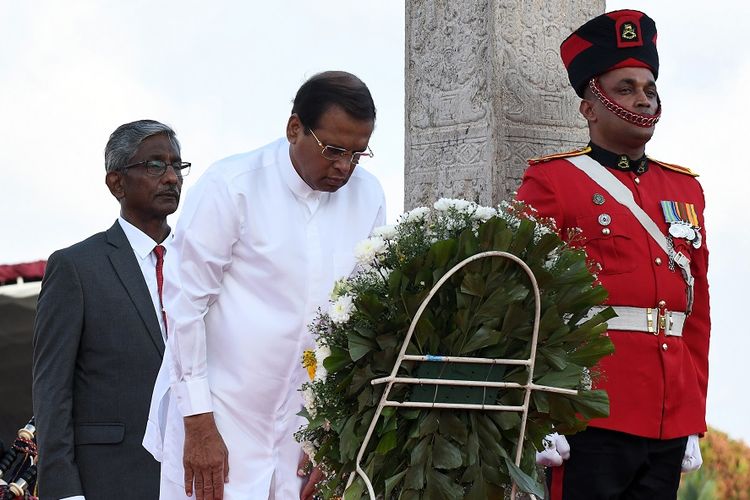 Presiden Sri Lanka Maithripala Sirisena membungkuk untuk memberi penghormatan kepada para korban perang melawan pemberontakan Tamil yang berakhir pada 2009 di Colombo.