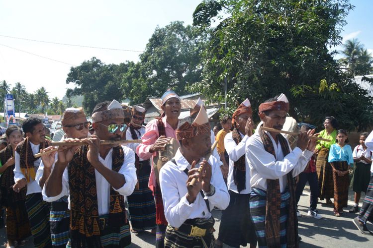 Pemain musik heka genda dari Kampung tradisional Teondua, Desa Ndorurea, Kecamatan Nangapanda, Kabupaten Ende, Flores, NTT, Kamis (13/9/2018), menyambut rombongan Taman Bacaan Pelangi, Nila Tanzil dan Pemda Ende saat meresmikan Taman Bacaan Pelangi yang ke-100 di SDK Nangapanda I.