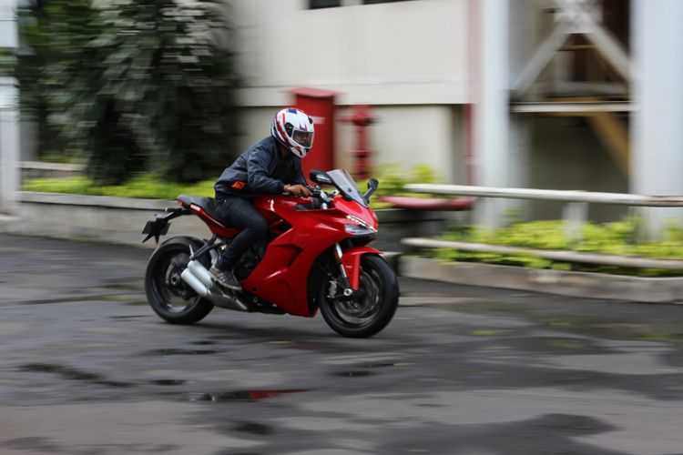 Posisi berkendara Ducati Supersport didesain nyaman untuk kebutuhan touring