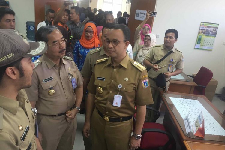 Gubernur DKI Jakarta Anies Baswedan saat meresmikan gedung baru Kelurahan Petojo Selatan dan Gambir, Senin (19/2/2018).