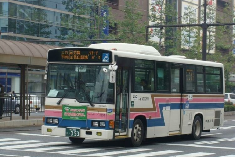 Bus kota di Okayama, Jepang.